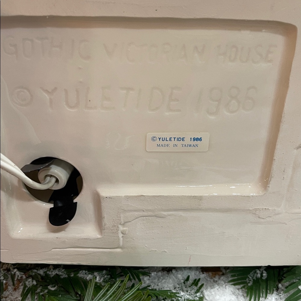 Vintage Yuletide 1986 Gothic Victorian Light Up Ceramic House - Picture 4 of 4